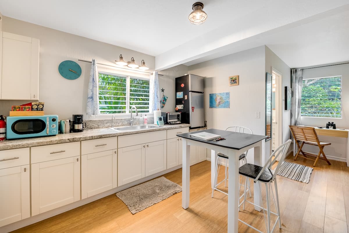 Modern, Clean , A/C - Walk to Beach + Beach Gear! - Photo 3