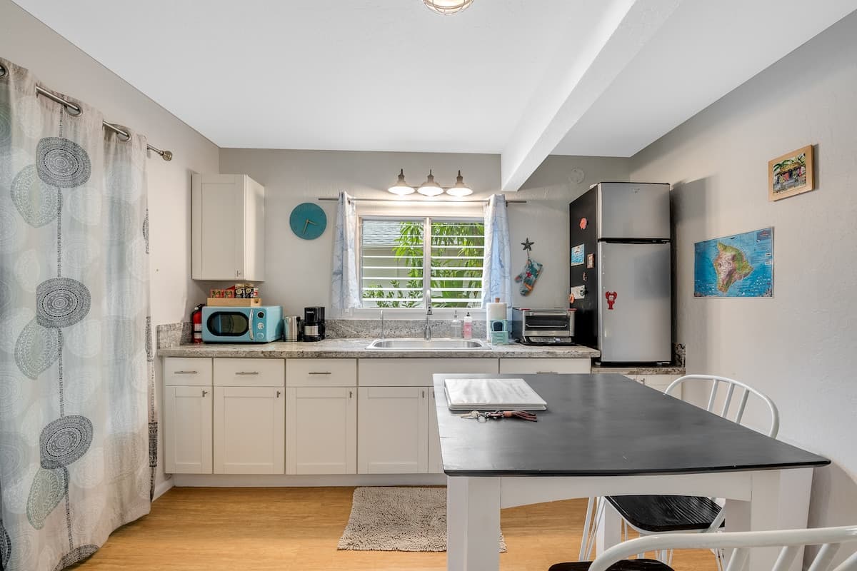 Modern, Clean , A/C - Walk to Beach + Beach Gear! - Photo 2
