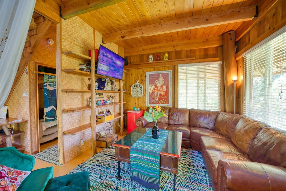 Cabin in Hawaiian Paradise Park · ★4.85 · 3 bedrooms · 4 beds · 1.5 private baths - Photo 3