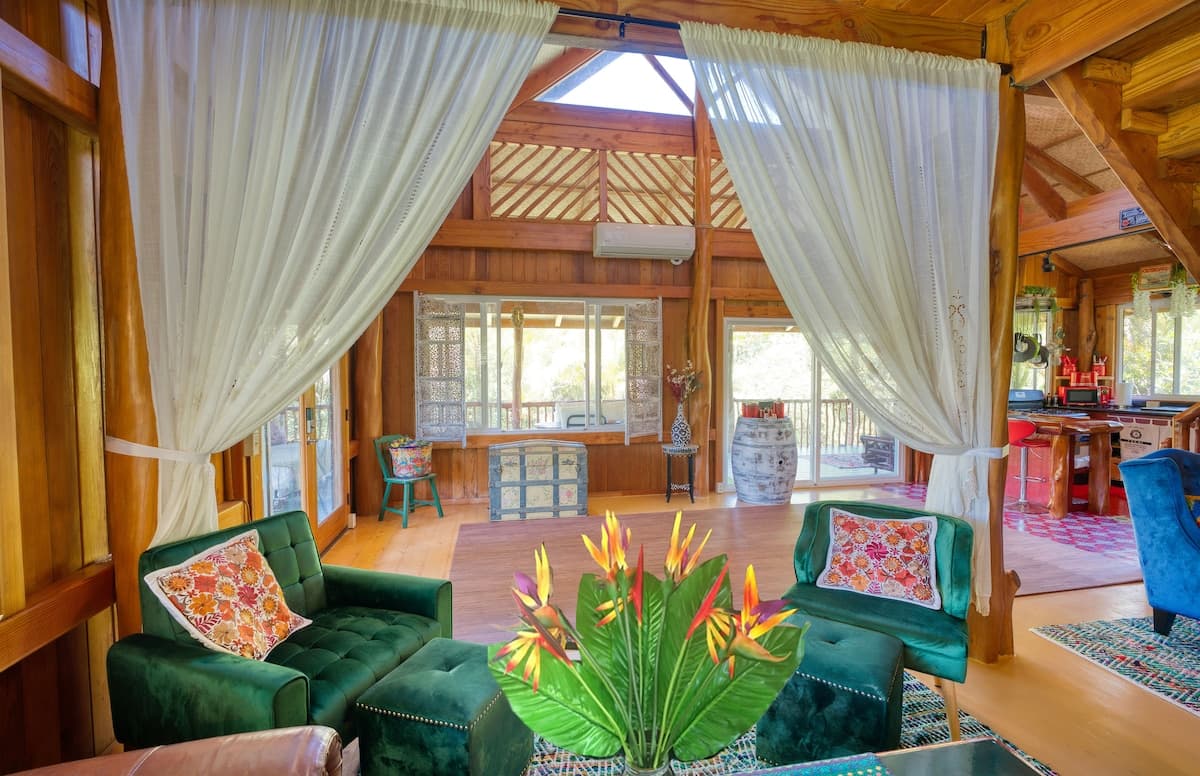 Cabin in Hawaiian Paradise Park · ★4.85 · 3 bedrooms · 4 beds · 1.5 private baths - Photo 2