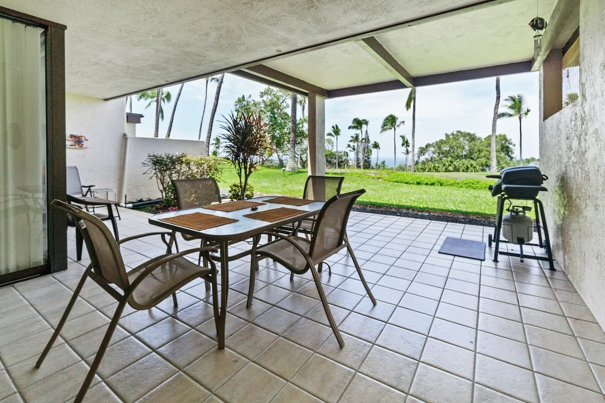 Condo in Kailua-Kona · ★4.44 · 2 bedrooms · 2 beds · 2 baths - Photo 2