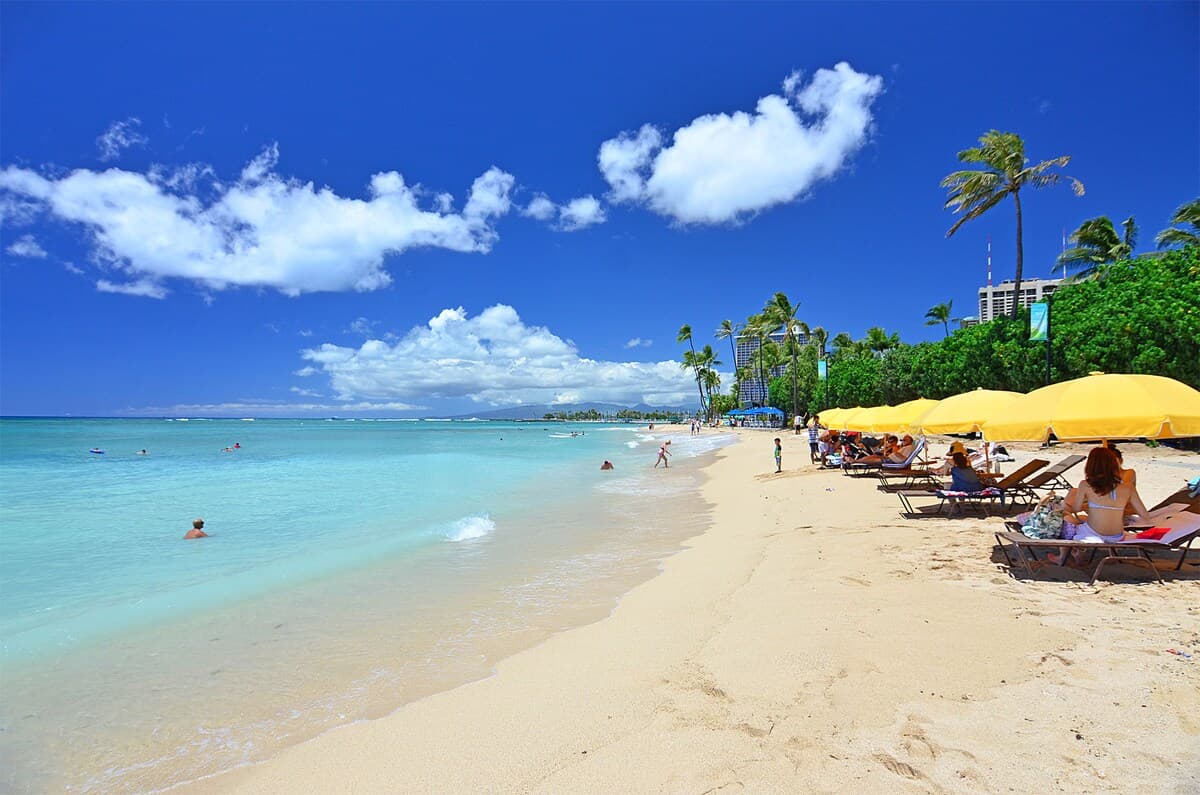 Condo in Honolulu · ★4.76 · 1 bedroom · 2 beds · 1 private bath - Photo 2