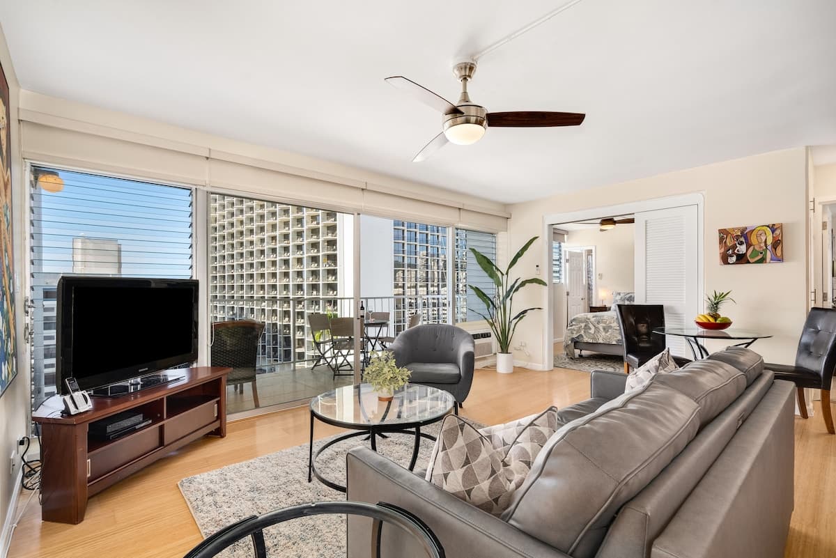Condo in Honolulu · ★4.74 · 2 bedrooms · 3 beds · 2 private baths - Photo 4