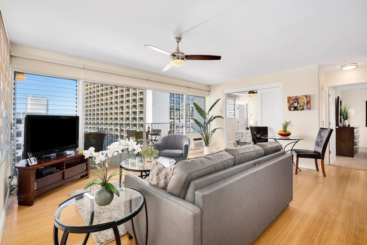 Condo in Honolulu · ★4.74 · 2 bedrooms · 3 beds · 2 private baths - Photo 1