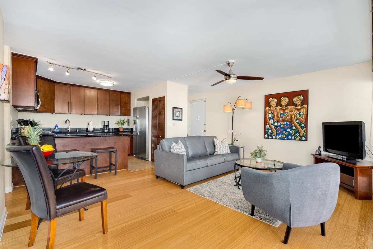 Condo in Honolulu · ★4.74 · 2 bedrooms · 3 beds · 2 private baths - Photo 5