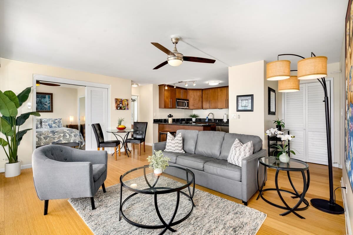Condo in Honolulu · ★4.74 · 2 bedrooms · 3 beds · 2 private baths - Photo 3