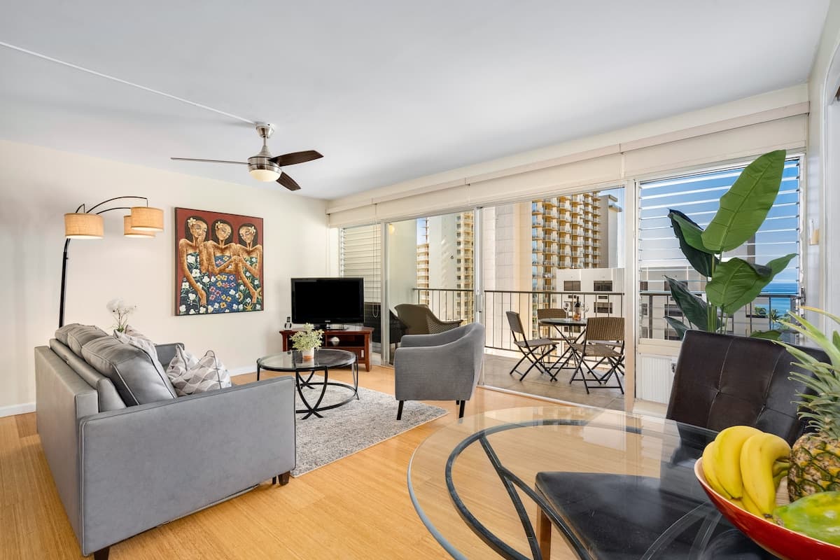 Condo in Honolulu · ★4.74 · 2 bedrooms · 3 beds · 2 private baths - Photo 2