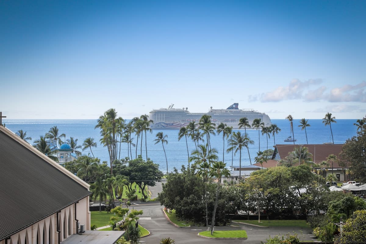 Condo in Kailua-Kona · ★4.83 · 1 bedroom · 2 beds · 1 bath - Photo 1