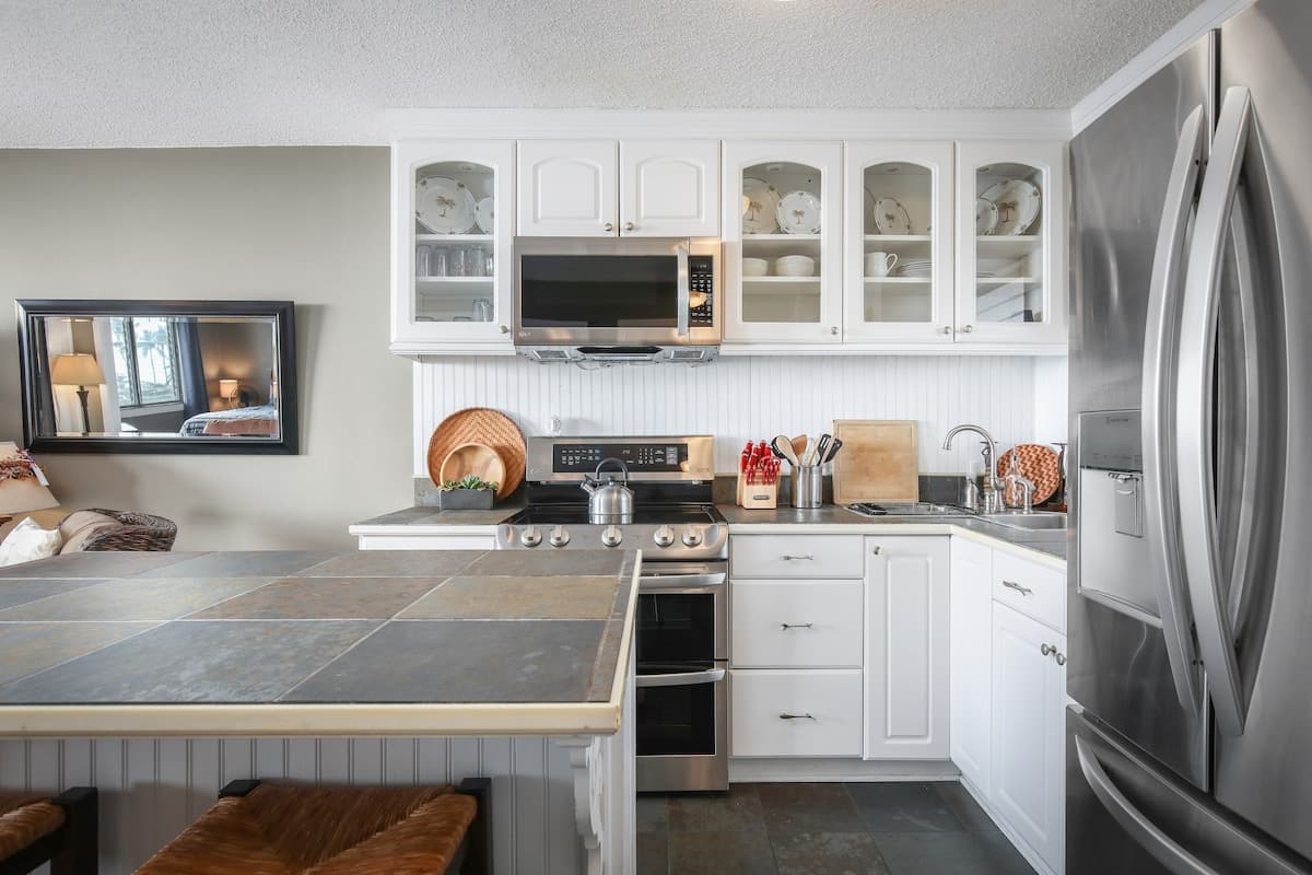 Condo in Kailua-Kona · ★4.83 · 1 bedroom · 2 beds · 1 bath - Photo 5