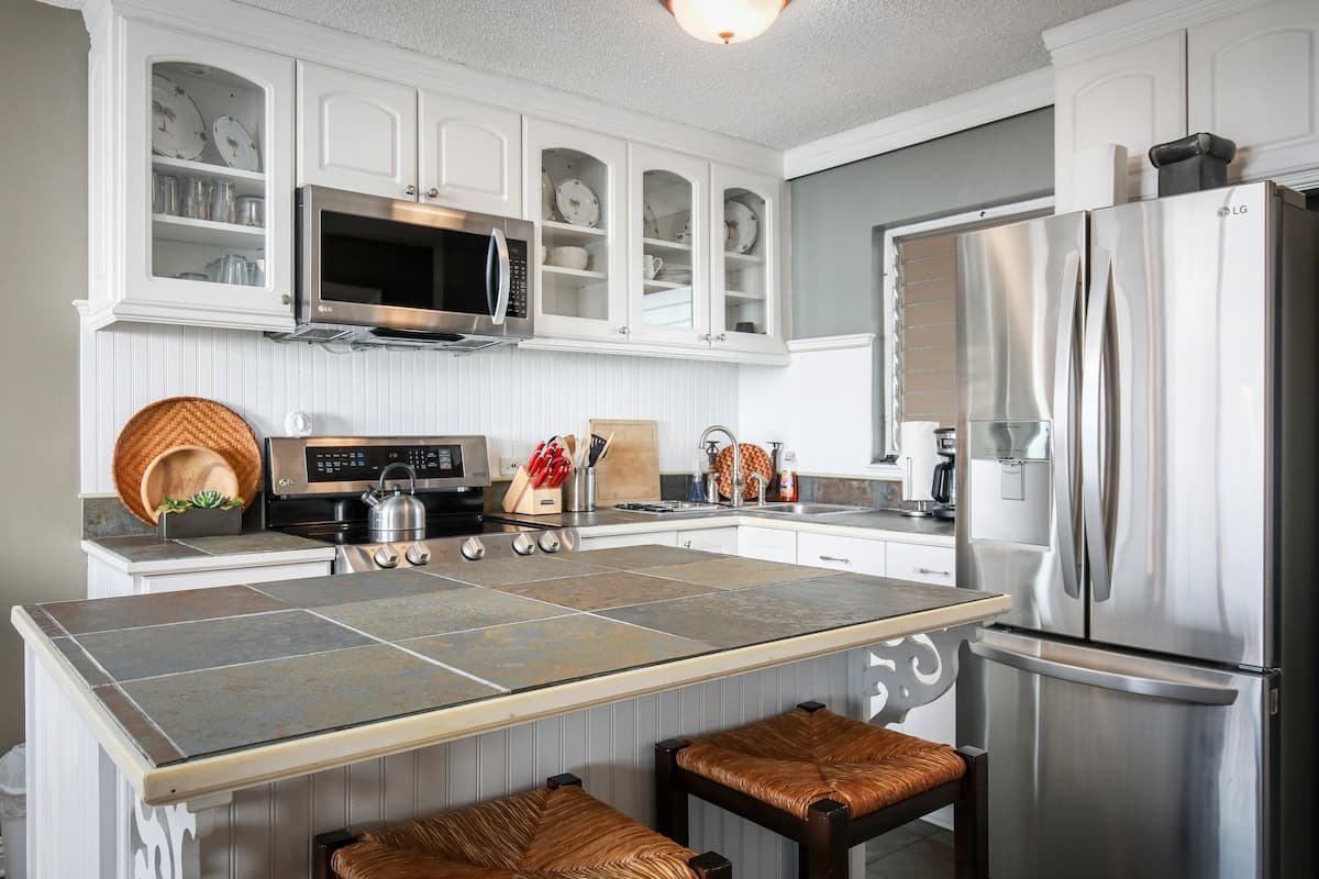 Condo in Kailua-Kona · ★4.83 · 1 bedroom · 2 beds · 1 bath - Photo 4