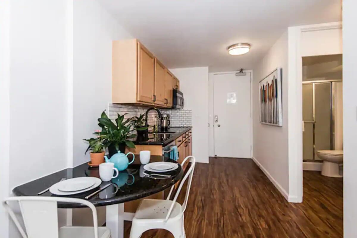 Condo in Honolulu · ★4.95 · Studio · 1 bed · 1 shared bath - Photo 3