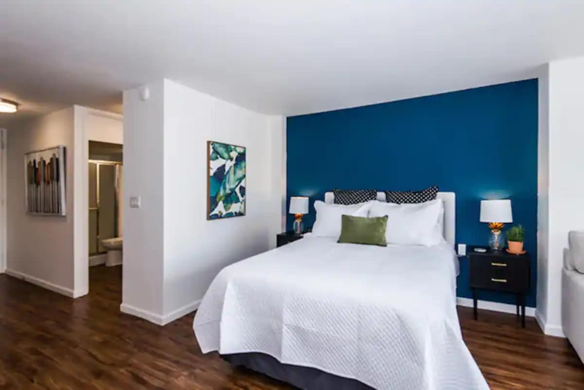 Condo in Honolulu · ★4.95 · Studio · 1 bed · 1 shared bath - Photo 1