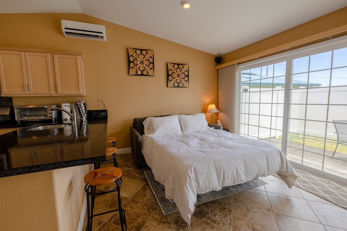 Home in Hilo · ★4.98 · 1 bedroom · 2 beds · 1 bath - Photo 4