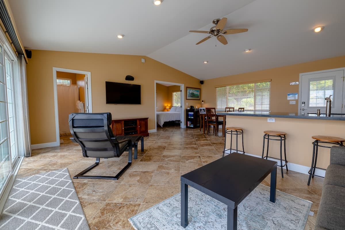 Home in Hilo · ★4.98 · 1 bedroom · 2 beds · 1 bath - Photo 1