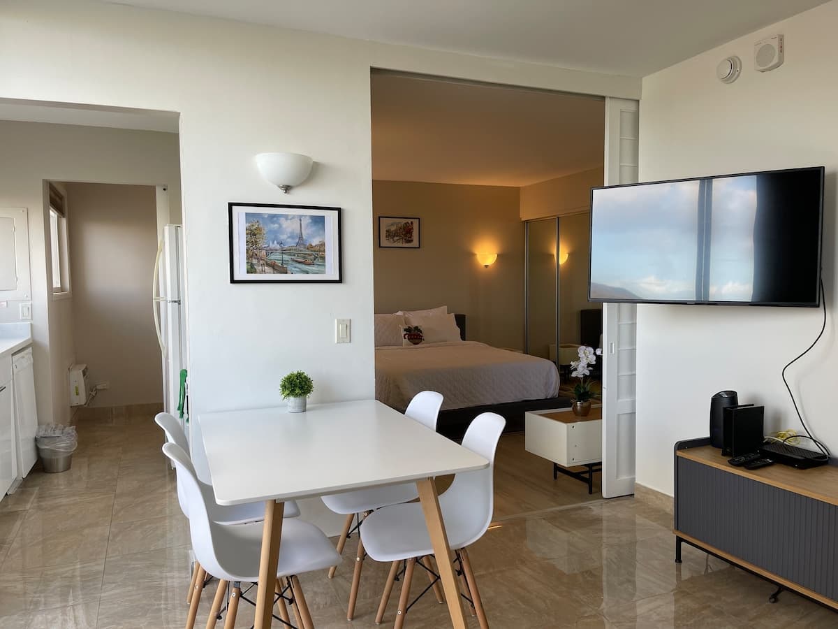 Condo in Honolulu · ★4.81 · 1 bedroom · 2 beds · 1 shared bath - Photo 2