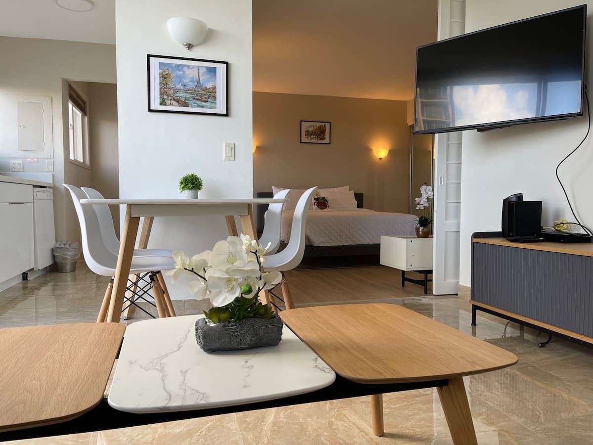 Condo in Honolulu · ★4.81 · 1 bedroom · 2 beds · 1 shared bath - Photo 3