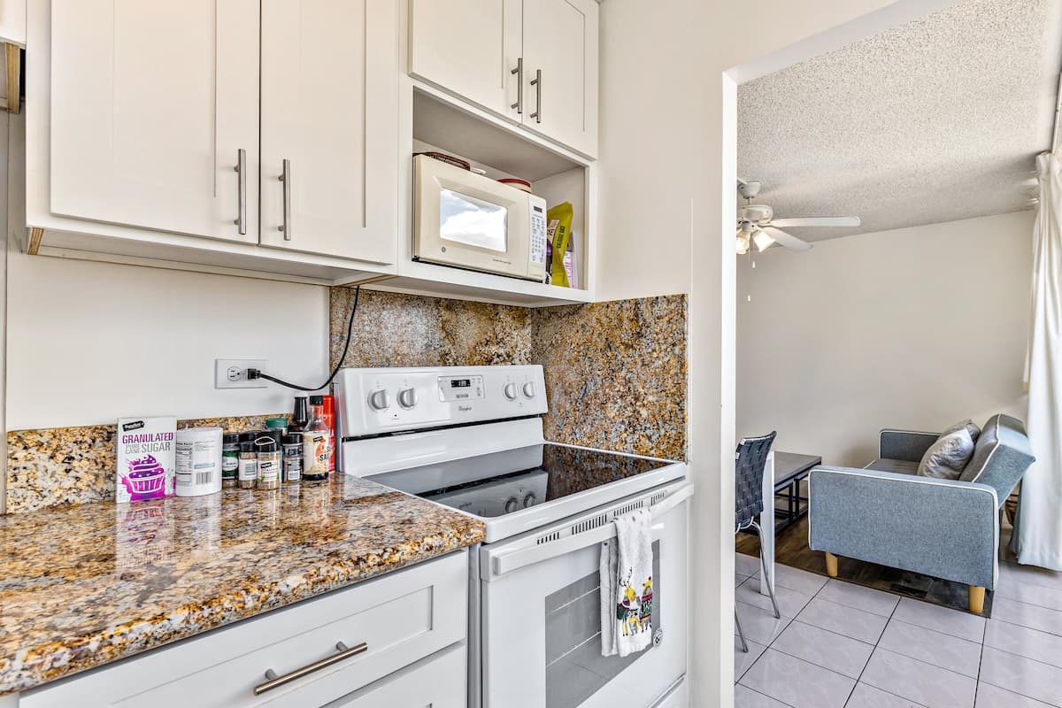 Condo in Honolulu · ★4.74 · 1 bedroom · 3 beds · 1 private bath - Photo 4