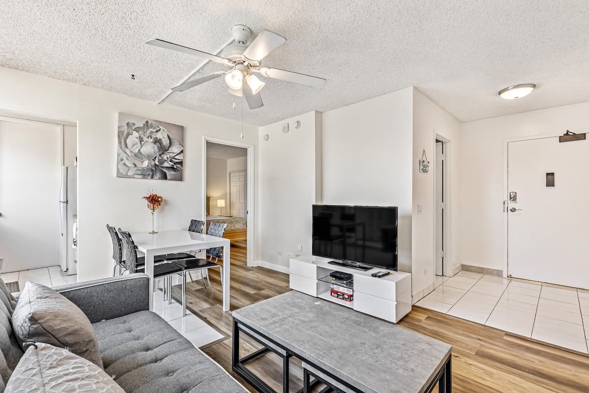 Condo in Honolulu · ★4.74 · 1 bedroom · 3 beds · 1 private bath - Photo 2