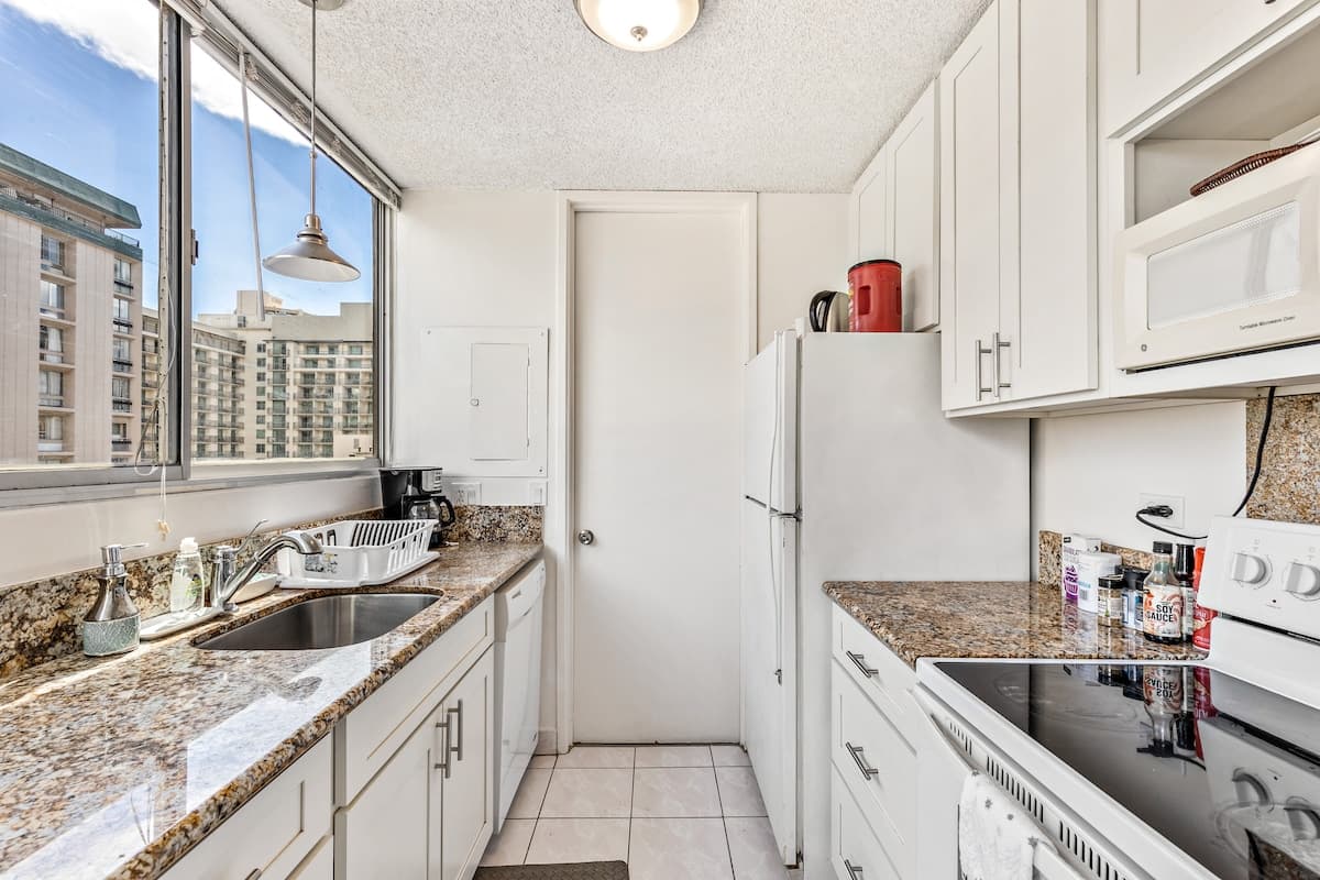 Condo in Honolulu · ★4.74 · 1 bedroom · 3 beds · 1 private bath - Photo 5