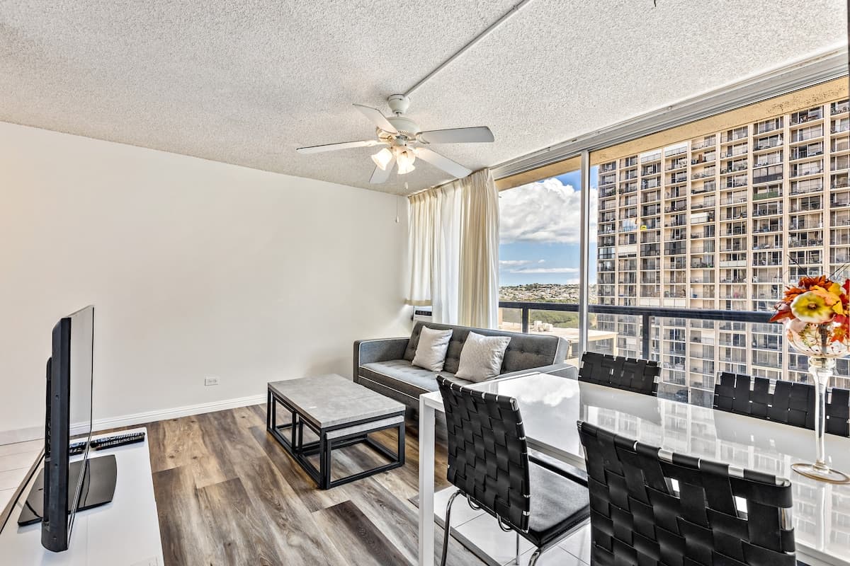 Condo in Honolulu · ★4.74 · 1 bedroom · 3 beds · 1 private bath - Photo 3
