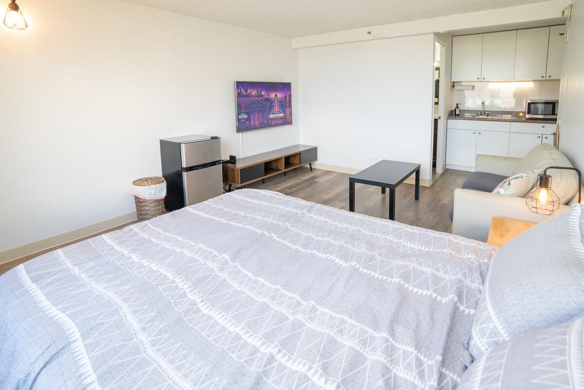 Condo in Honolulu · ★4.59 · Studio · 1 bed · 1 private bath - Photo 2