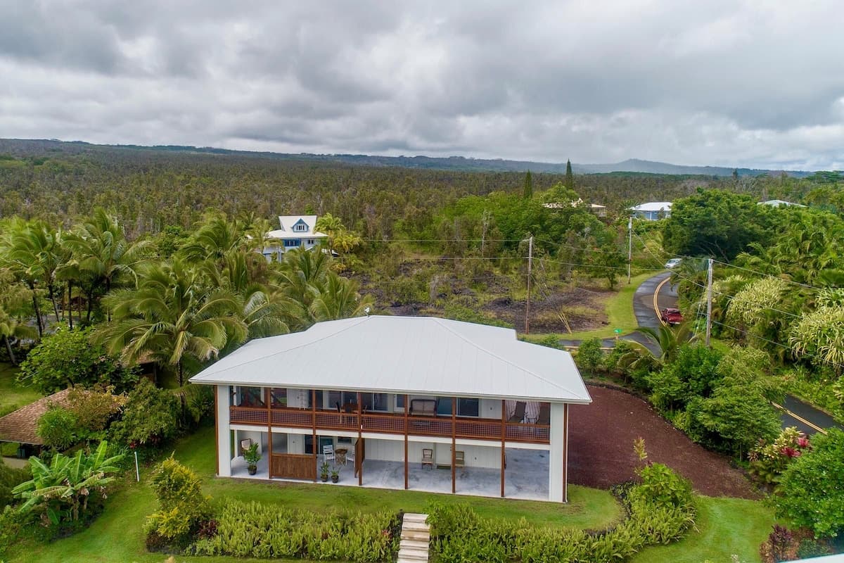 Home in Pahoa · ★4.94 · 2 bedrooms · 2 beds · 1.5 shared baths - Photo 4