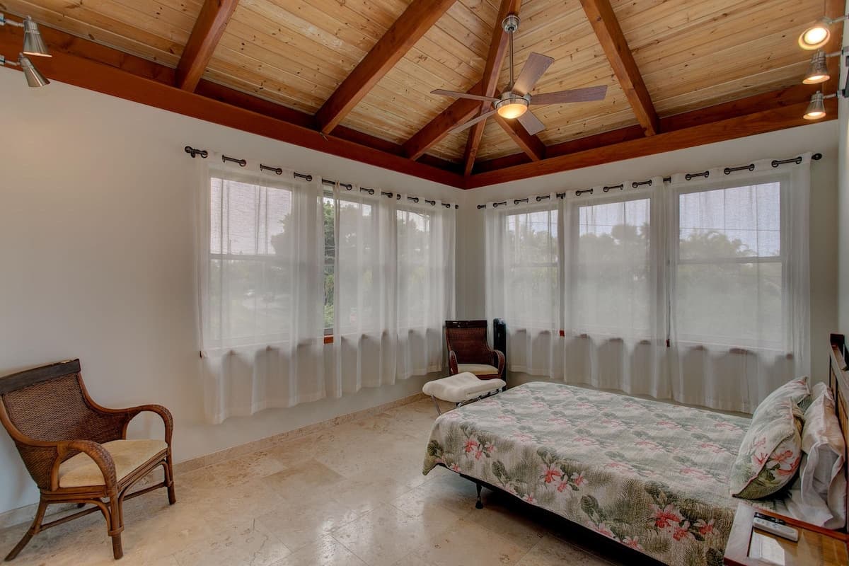 Home in Pahoa · ★4.94 · 2 bedrooms · 2 beds · 1.5 shared baths - Photo 2
