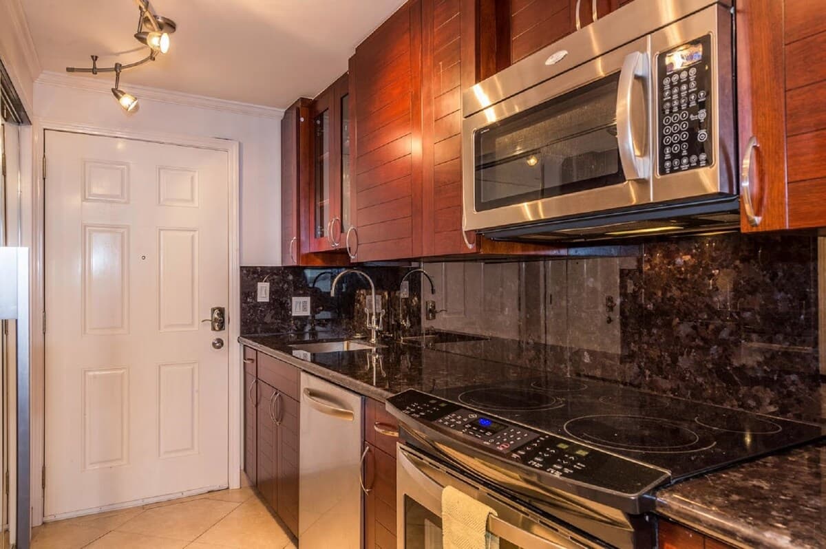 Condo in Honolulu · ★4.54 · Studio · 1 bed · 1 shared bath - Photo 3
