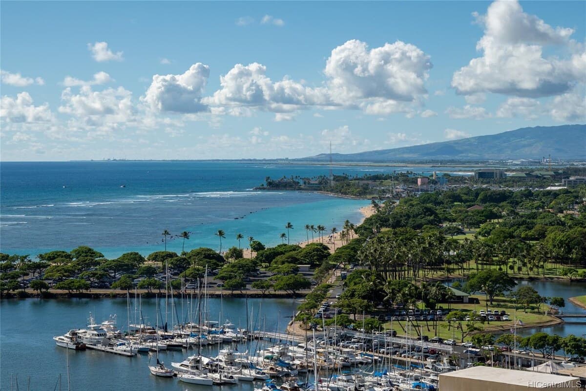 Condo in Honolulu · ★4.54 · Studio · 1 bed · 1 shared bath - Photo 2