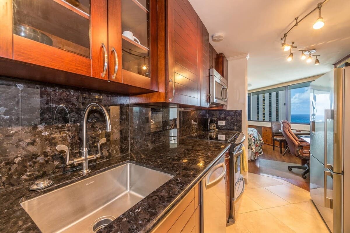 Condo in Honolulu · ★4.54 · Studio · 1 bed · 1 shared bath - Photo 5