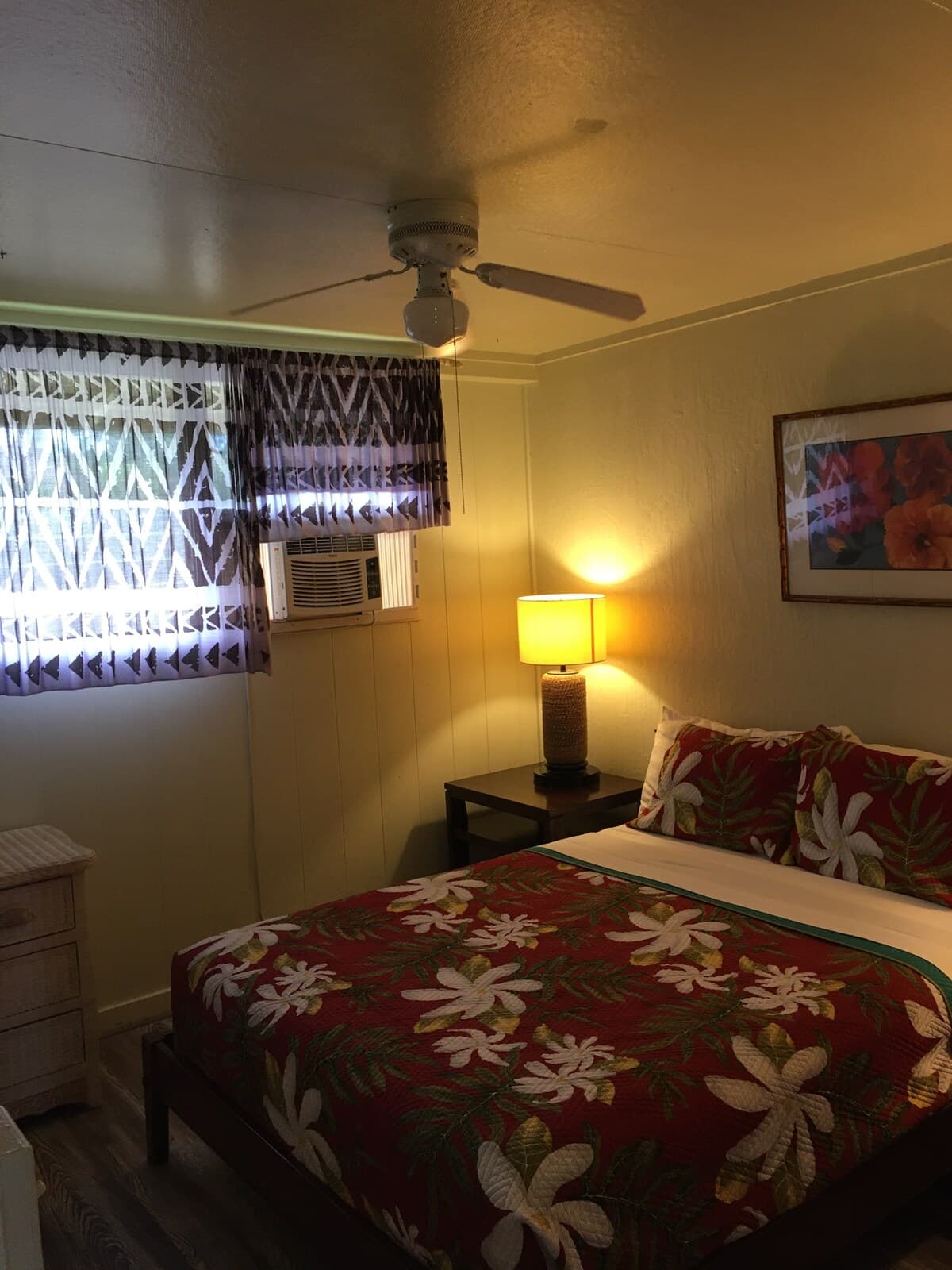 Condo in Lahaina · ★4.68 · 2 bedrooms · 2 beds · 1 bath - Photo 5