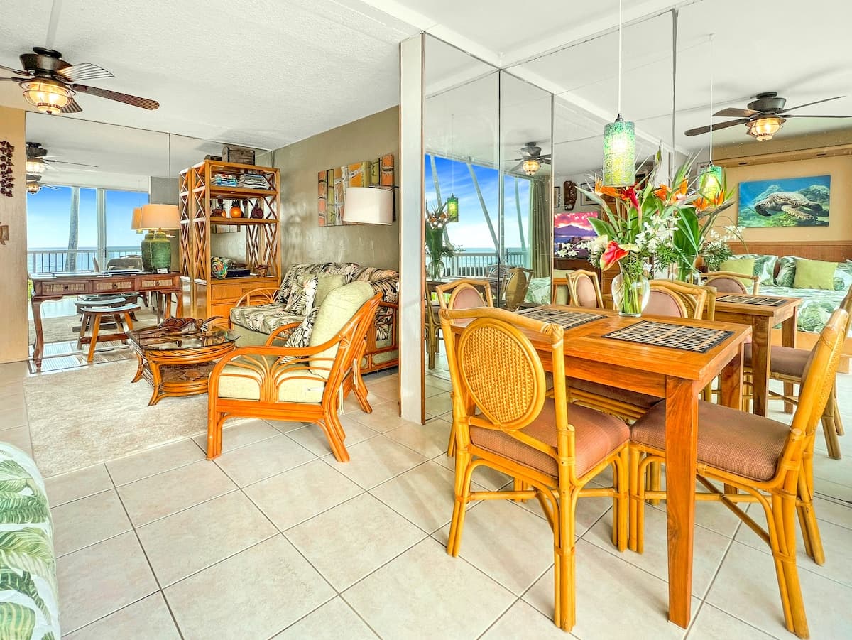 Condo in Kailua-Kona · ★4.77 · Studio · 4 beds · 1 bath - Photo 4