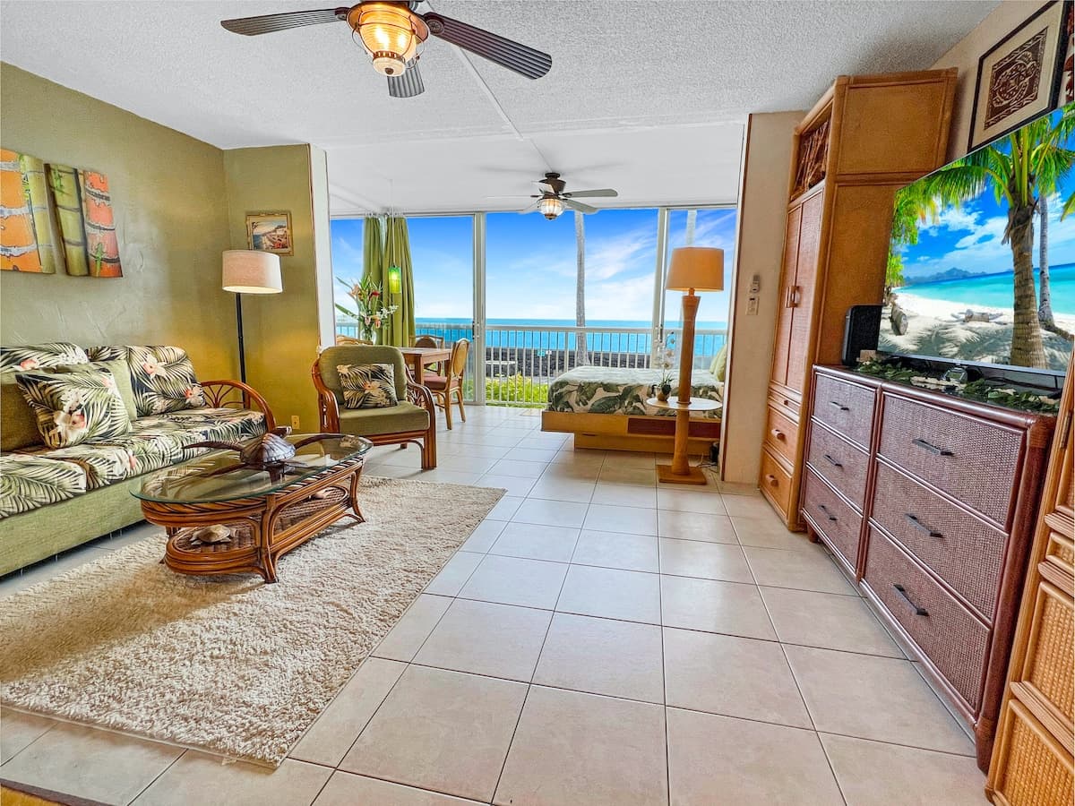 Condo in Kailua-Kona · ★4.77 · Studio · 4 beds · 1 bath - Photo 1