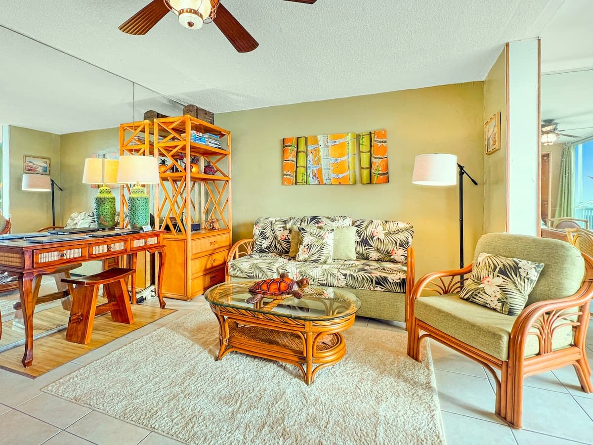 Condo in Kailua-Kona · ★4.77 · Studio · 4 beds · 1 bath - Photo 2