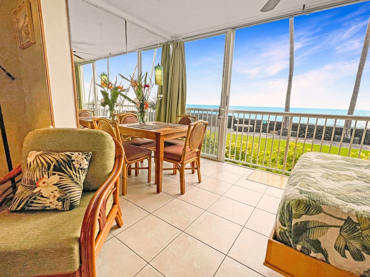 Condo in Kailua-Kona · ★4.77 · Studio · 4 beds · 1 bath - Photo 5