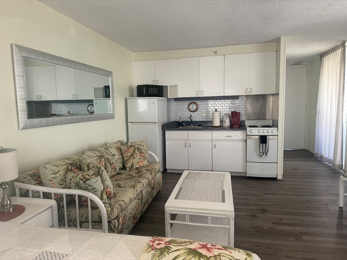 Condo in Honolulu · ★4.63 · Studio · 2 beds · 1 private bath - Photo 2