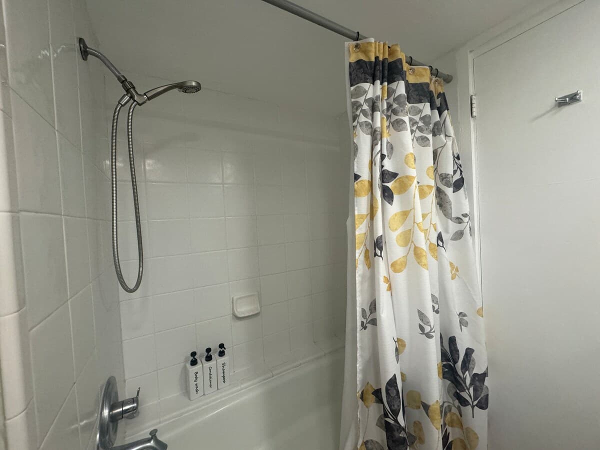 Condo in Honolulu · ★4.63 · Studio · 2 beds · 1 private bath - Photo 5