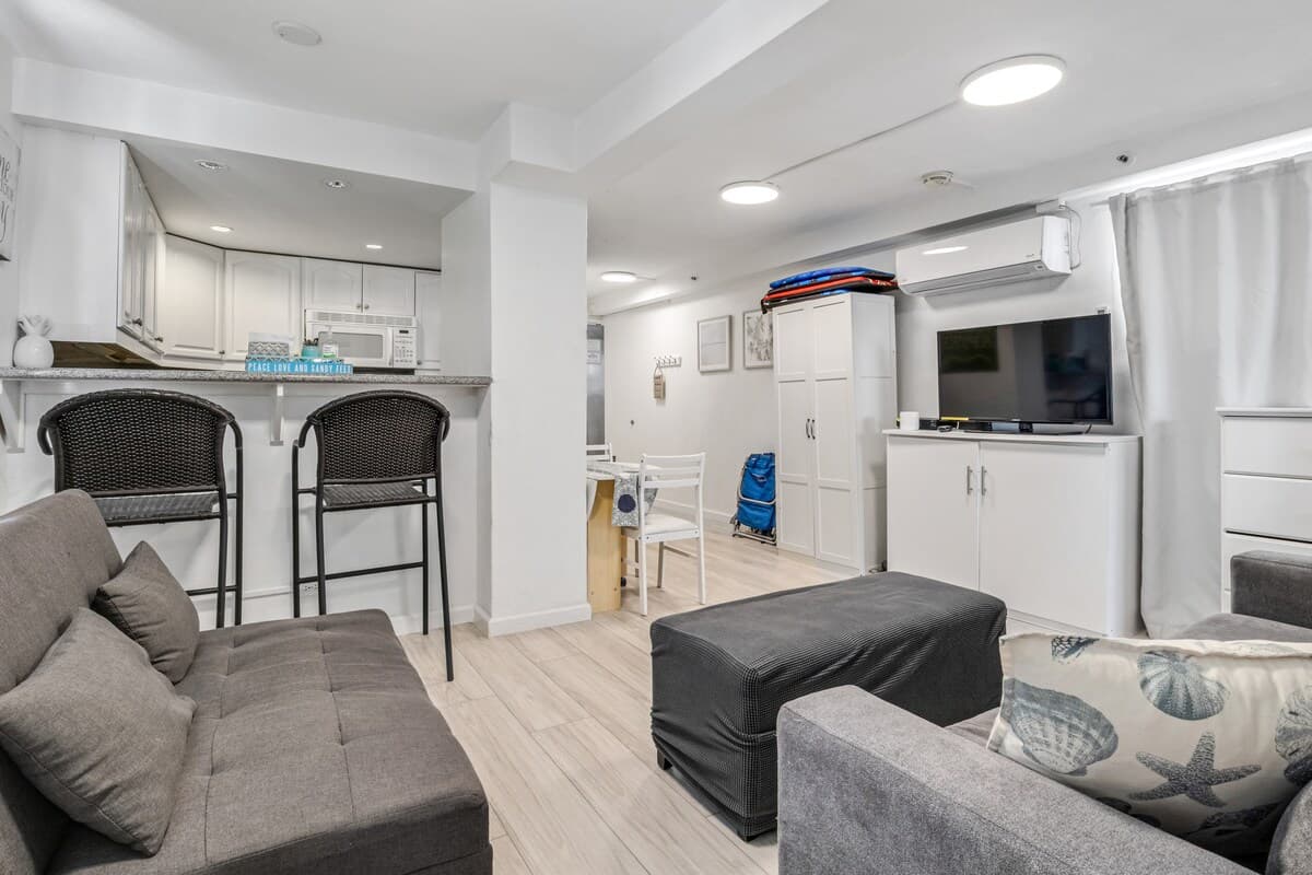 Condo in Honolulu · ★4.89 · 2 bedrooms · 5 beds · 1 private bath - Photo 4