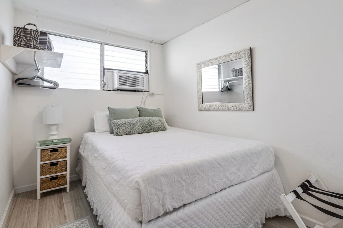 Condo in Honolulu · ★4.89 · 2 bedrooms · 5 beds · 1 private bath - Photo 1