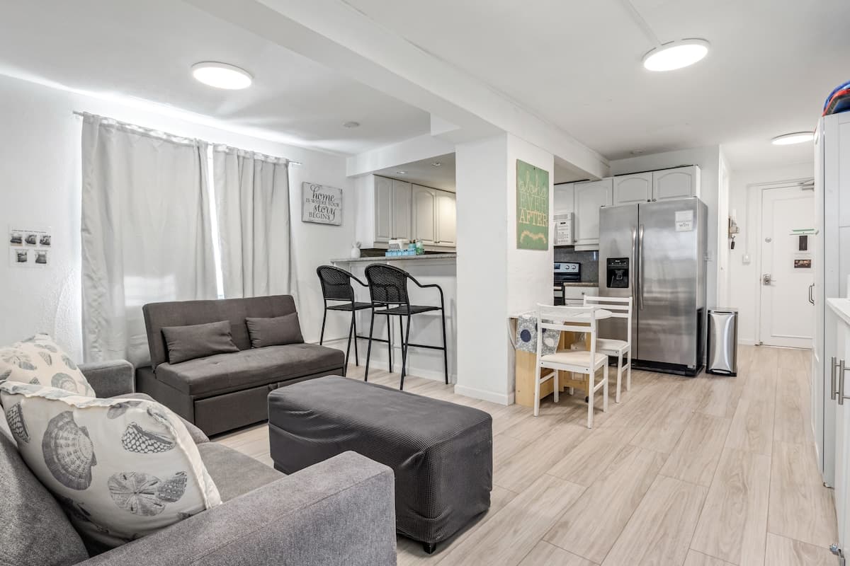 Condo in Honolulu · ★4.89 · 2 bedrooms · 5 beds · 1 private bath - Photo 3