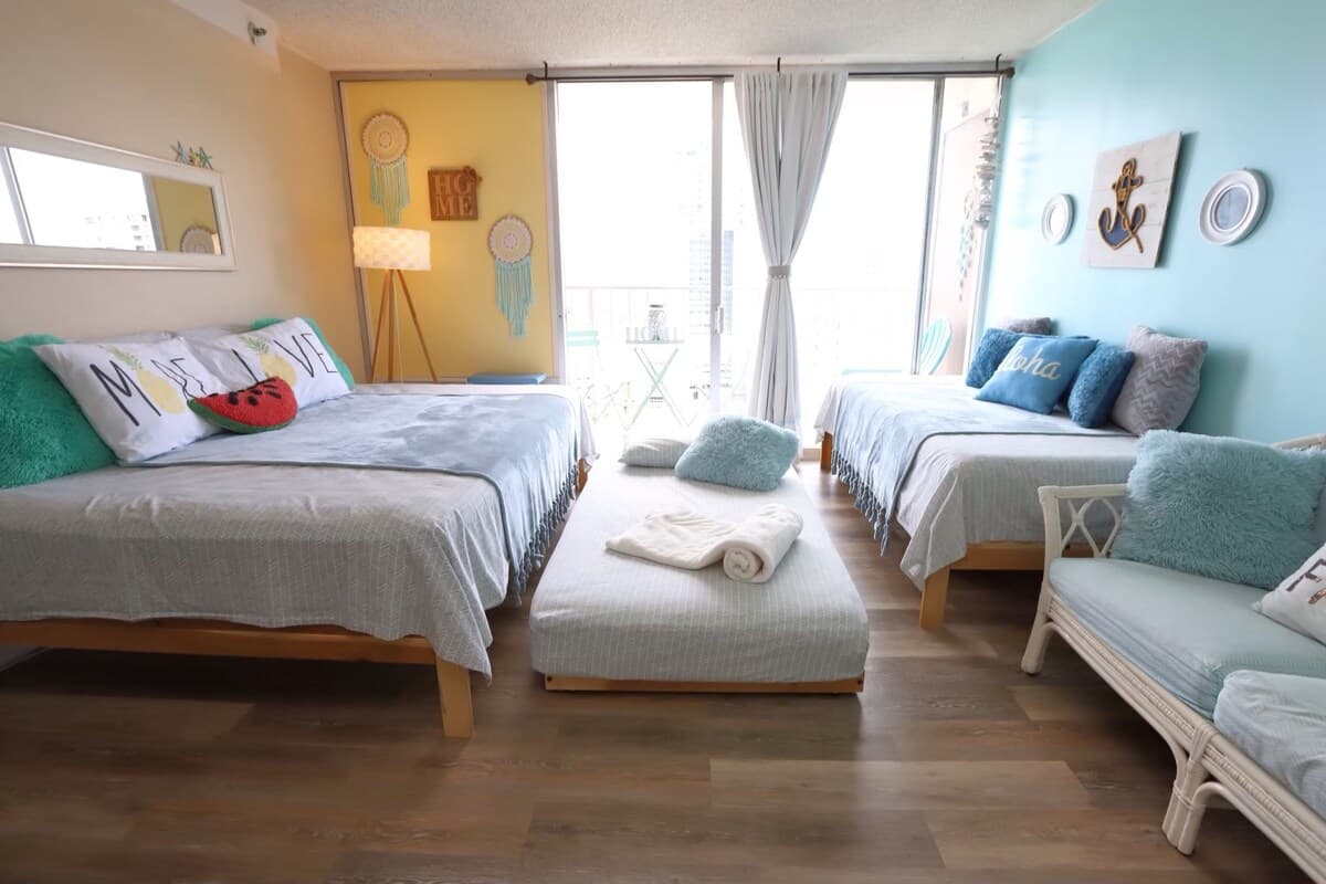 Condo in Honolulu · ★4.82 · Studio · 3 beds · 1 private bath - Photo 1