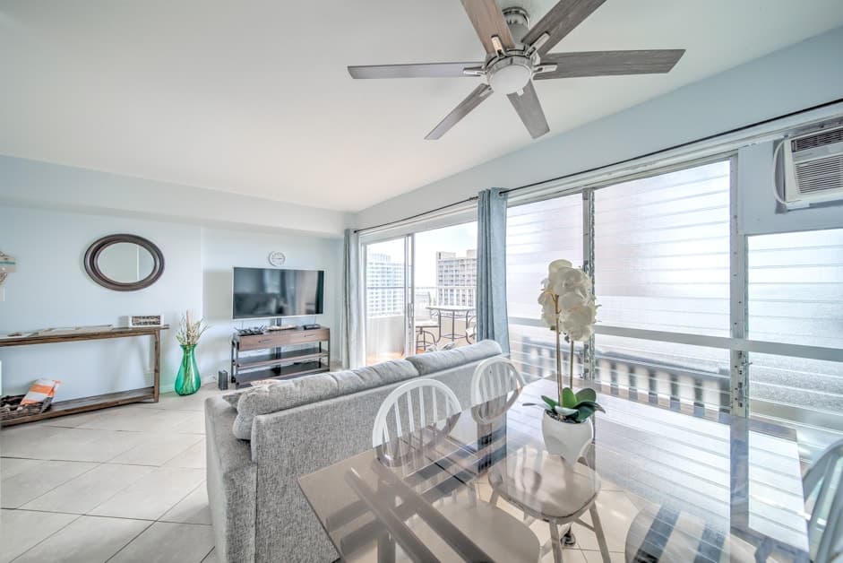Condo in Honolulu · ★4.74 · 1 bedroom · 2 beds · 1 private bath - Photo 4