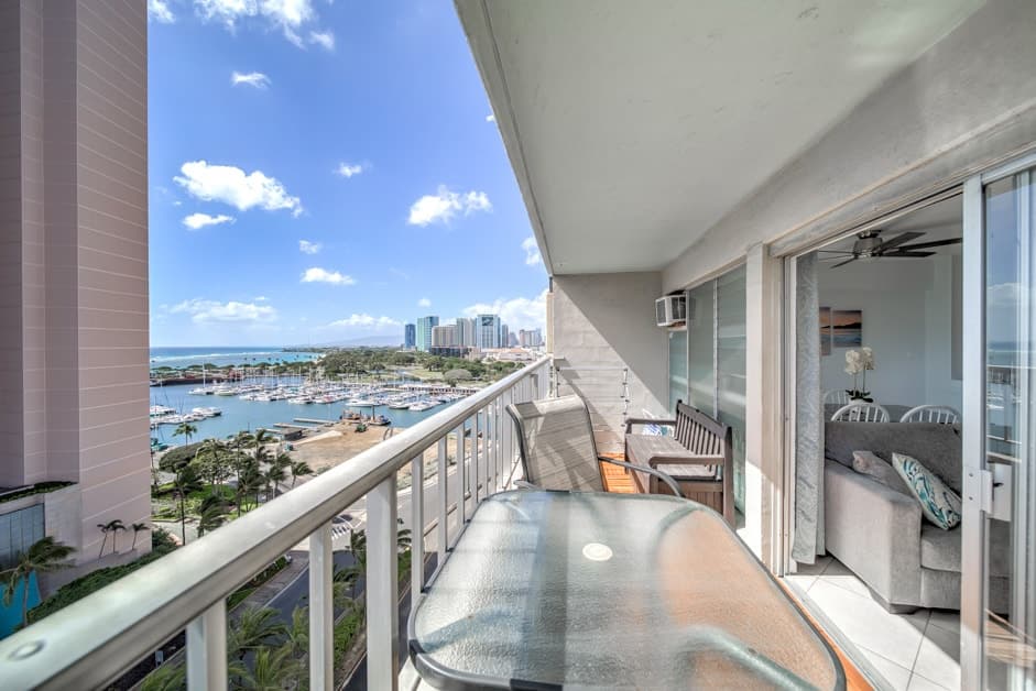 Condo in Honolulu · ★4.74 · 1 bedroom · 2 beds · 1 private bath - Photo 2