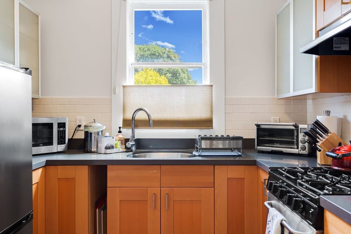 Quiet home with skyline views near Temescal - Photo 5