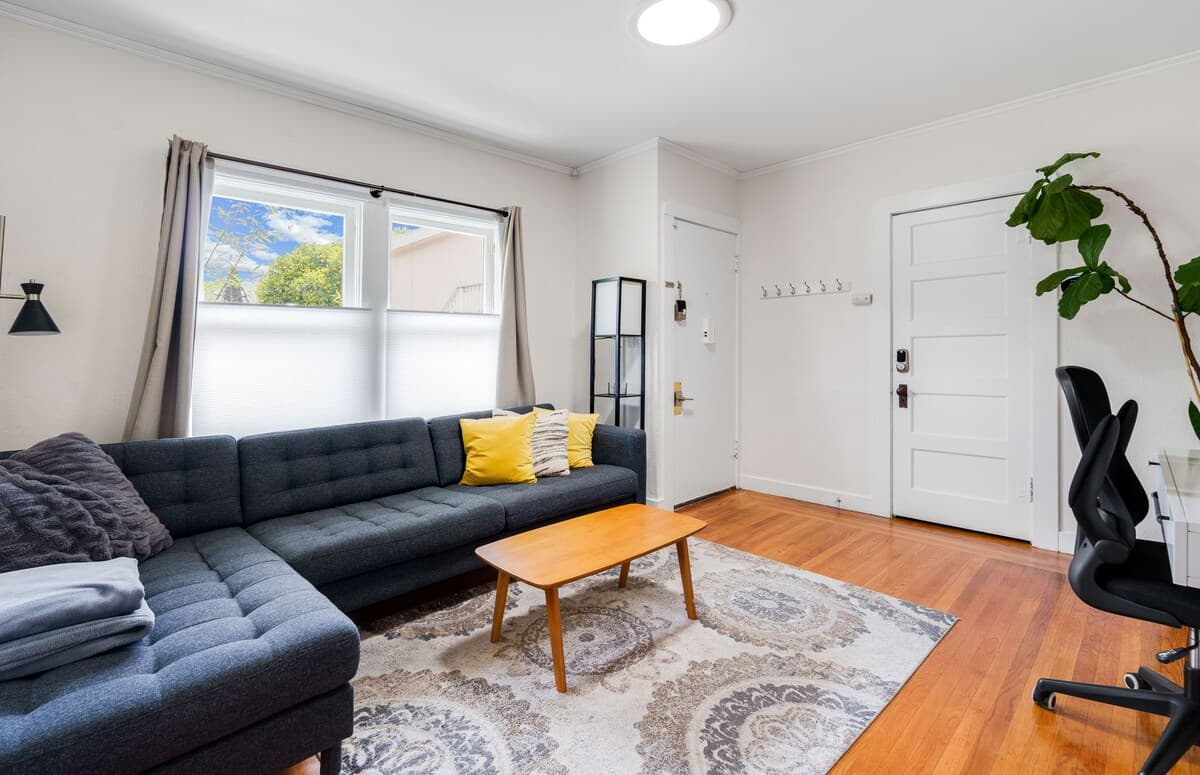 Quiet home with skyline views near Temescal - Photo 3