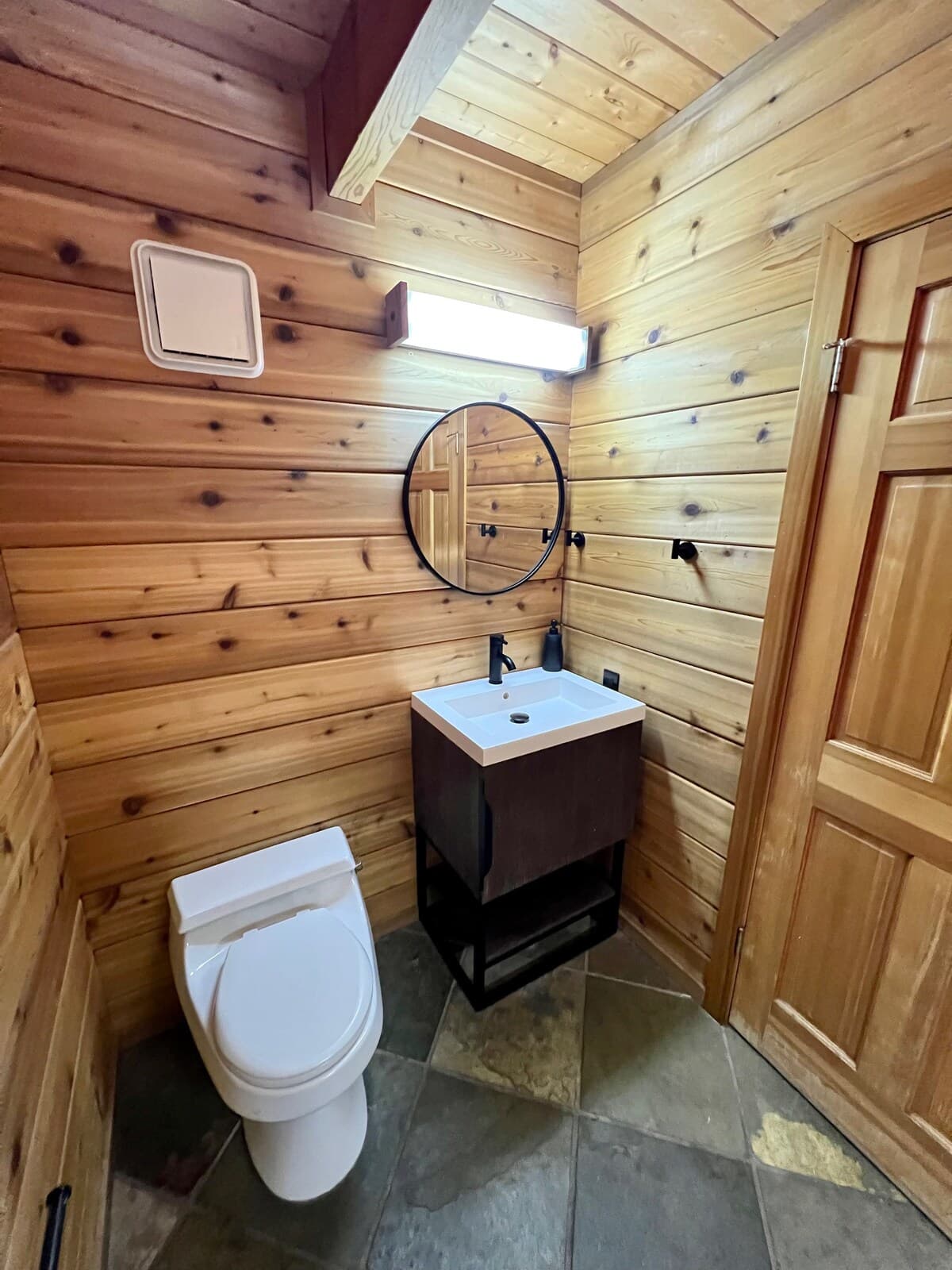 Chalet in Carnelian Bay · ★4.82 · 4 bedrooms · 8 beds · 3.5 private baths - Photo 4