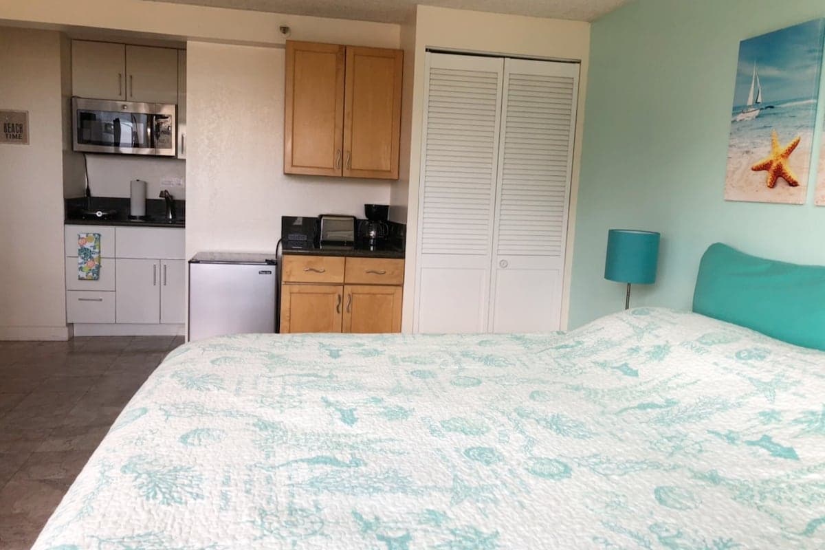 Condo in Honolulu · ★4.83 · Studio · 1 bed · 1 private bath - Photo 2