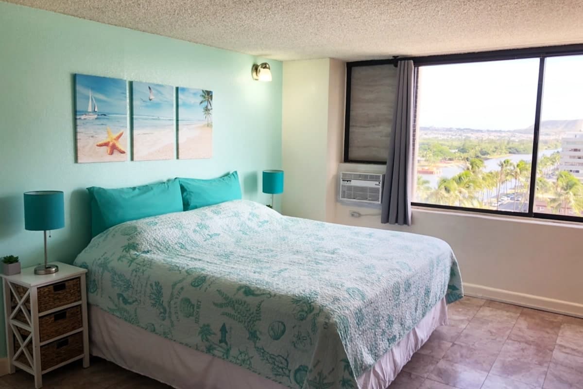 Condo in Honolulu · ★4.83 · Studio · 1 bed · 1 private bath - Photo 3