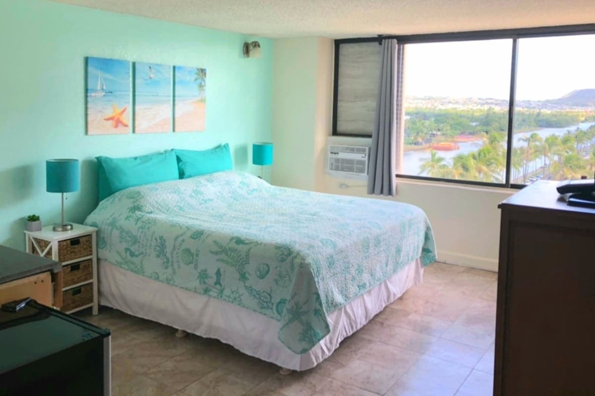 Condo in Honolulu · ★4.83 · Studio · 1 bed · 1 private bath - Photo 1