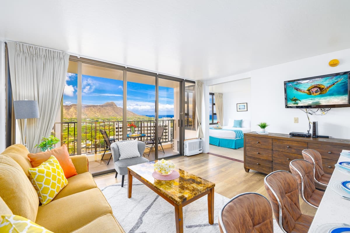 Condo in Honolulu · ★4.79 · 1 bedroom · 3 beds · 1 private bath - Photo 3